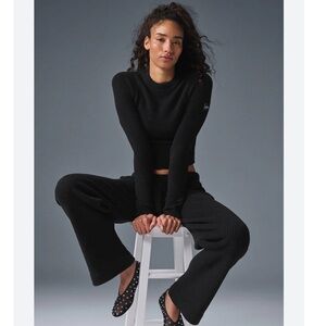 (TOP) ALO Yoga Snuggle Up Sweater in Black.